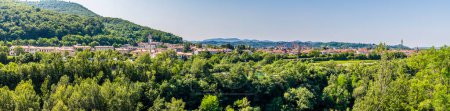 Téléchargez les photos : Une vue panoramique sur la ville de Solkan en Slovénie en été - en image libre de droit