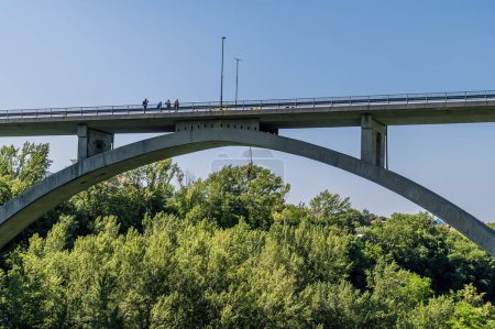 Téléchargez les photos : Vue vers le centre du pont routier à la périphérie de la ville de Solkan en Slovénie en été - en image libre de droit