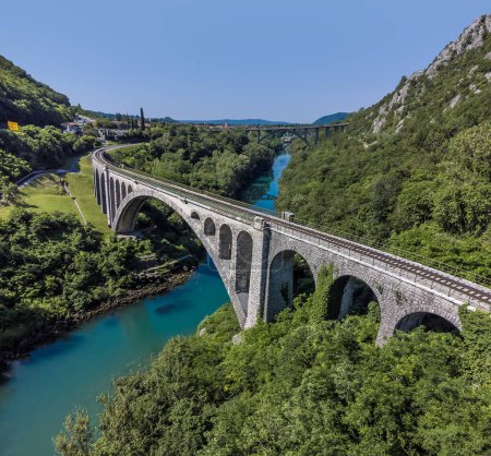 Luftaufnahme über der steinernen Eisenbahnbrücke am Rande der Stadt Solkan in Slowenien im Sommer