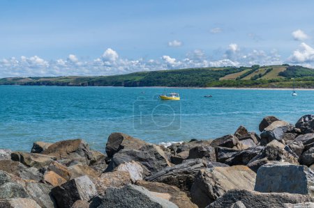 Foto de Una vista desde el muro del puerto a través de New Quay Bay, Gales en verano - Imagen libre de derechos