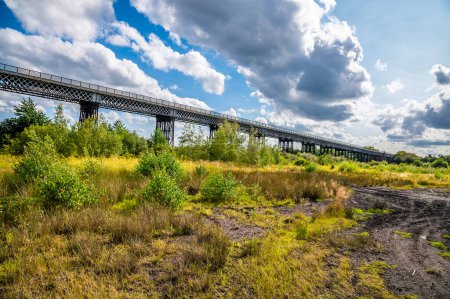 Téléchargez les photos : Vue panoramique le long du viaduc Bennerley sur le canal d'Erewash en été - en image libre de droit