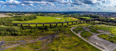 Téléchargez les photos : Vue panoramique aérienne au-dessus du viaduc Bennerley et de la campagne environnante en été - en image libre de droit