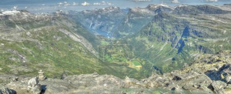 Téléchargez les photos : Vue panoramique depuis le mont Dalsnibba sur le Geirangerfjord en Norvège en été - en image libre de droit