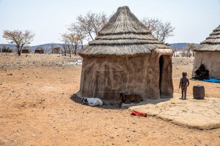 Foto de Una vista de una aldea de la tribu Himba en Namibia en la estación seca - Imagen libre de derechos