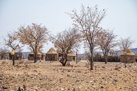 Foto de Una vista hacia una aldea de la tribu Himba en Namibia en la estación seca - Imagen libre de derechos