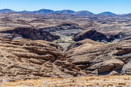 Téléchargez les photos : Une vue vers le bas dans le col de Kuiseb dans le parc national Namib-Naukluft, Namibie en saison sèche - en image libre de droit