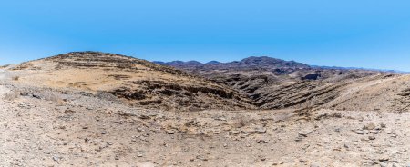 Téléchargez les photos : Une vue de bord de mer sur la route dans le col de Kuiseb dans le parc national Namib-Naukluft, Namibie en saison sèche - en image libre de droit