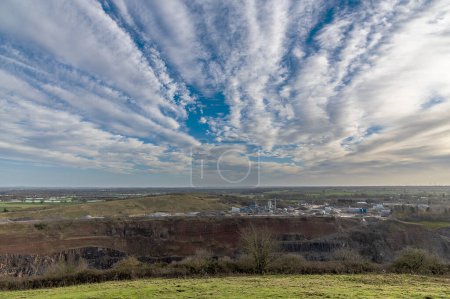 Téléchargez les photos : Vue sur les nuages de Strato Sirrius au-dessus de la carrière Croft et de la réserve naturelle Huncote dans le Leicestershire, au Royaume-Uni, par une journée ensoleillée - en image libre de droit