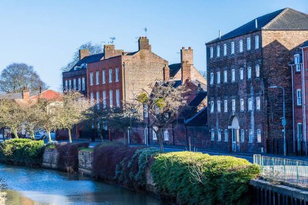 Téléchargez les photos : Une vue le long de la rivière Welland dans le centre de Spalding, Lincolnshire par une journée ensoleillée - en image libre de droit