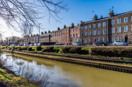 Téléchargez les photos : Une vue sur la rivière Welland vers Welland Place dans le centre de Spalding, Lincolnshire par une journée ensoleillée - en image libre de droit