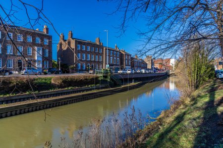 Téléchargez les photos : Une vue sur la rivière Welland en face de Welland Place dans le centre de Spalding, Lincolnshire par une journée ensoleillée - en image libre de droit