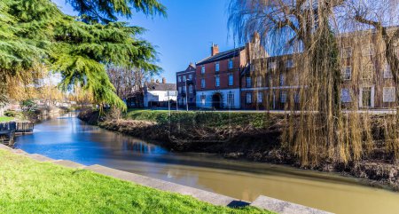 Téléchargez les photos : Une vue à côté du pont de Church Street à travers la rivière Welland dans le centre de Spalding, Lincolnshire par une journée ensoleillée - en image libre de droit