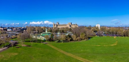 Téléchargez les photos : Une vue aérienne à travers le parc Riverside vers la cathédrale lointaine de Peterborough, Royaume-Uni par une journée ensoleillée - en image libre de droit