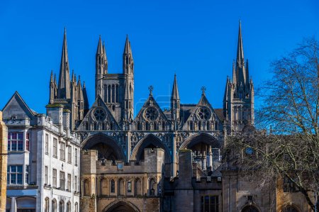 Blick vom Domplatz auf die Kathedrale in Peterborough, Großbritannien an einem sonnigen Tag