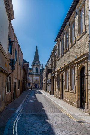 Blick auf die Cross Street in Peterborough, Großbritannien an einem sonnigen Tag