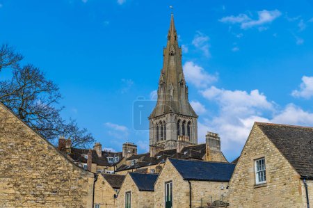 Blick über die Dächer auf die Saint Marys Church in Stamford, Lincolnshire, Großbritannien im Frühling