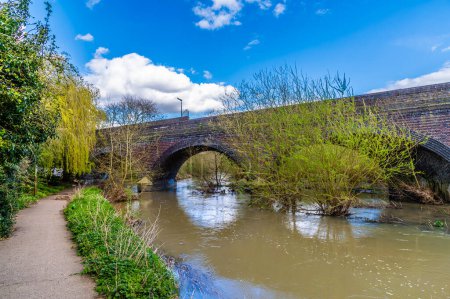 Blick am Ufer des Flusses Biam auf das Aylestone-Viadukt in Leicester, Großbritannien im Frühling