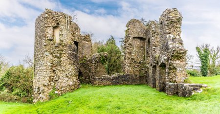 Téléchargez les photos : Vue vers la partie nord-est des ruines du château à Narberth, Pemborkeshire, Pays de Galles au printemps - en image libre de droit