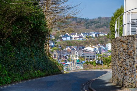 Ein Blick die Straße hinunter, die zu Saundersfoot Dorf und Strand in Wales an einem strahlenden Frühlingstag führt