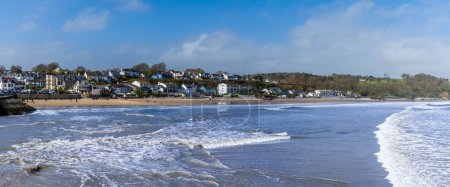 Una vista de la marea que se apaga de la playa en el pueblo de Saundersfoot, Gales en un brillante día de primavera