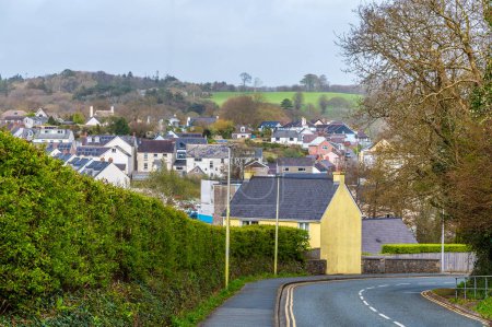 Una vista desde la colina Saint Brides en el pueblo de Saundersfoot, Gales en un brillante día de primavera