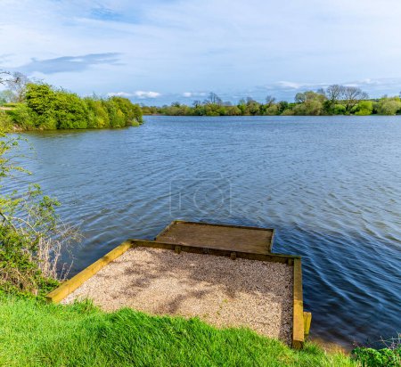 Blick vorbei an einem Angelplatz am Welford Reservoir, Großbritannien an einem strahlenden Frühlingstag