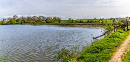 Blick auf die Staumauer am Welford Reservoir, Großbritannien an einem strahlenden Frühlingstag