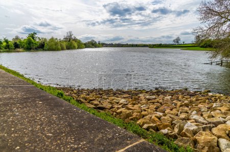 Blick vom Damm mit dem Sulby Reservoir über den Welford Reservoir, Großbritannien an einem strahlenden Frühlingstag