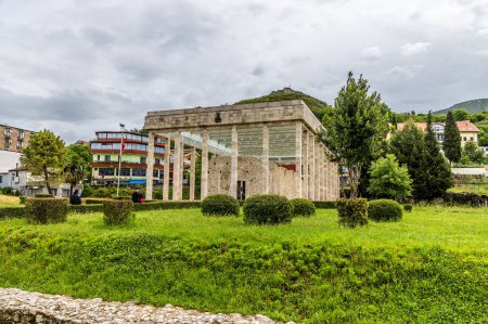 Una vista hacia el monumento Skanderbeg y el castillo en Lezhe, Albania en verano