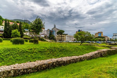 Une vue au-delà des ruines de la ville antique de Lissu vers Lezhe, Albanie en été