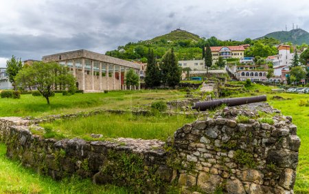 Blick entlang der Mauern der antiken Stadtruinen von Lissu auf das Skanderbeg-Denkmal und die Burg in Lezhe, Albanien im Sommer