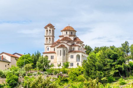 Una vista desde el memorial Skanderbeg hacia la iglesia ortodoxa en Lezhe, Albania en verano
