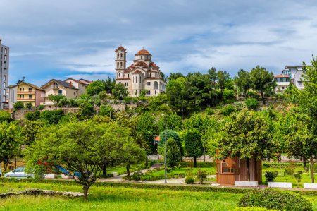 Una vista hacia la iglesia ortodoxa en Lezhe, Albania en verano