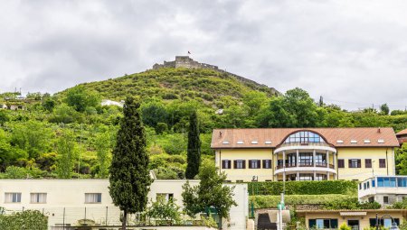 Una vista hacia el castillo sobre Lezhe, Albania en verano