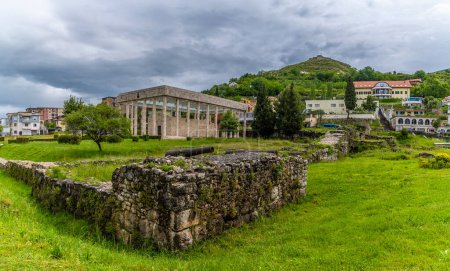 Blick an den antiken Ruinen von Lissu vorbei auf das Skanderbeg-Denkmal und die Burg in Lezhe, Albanien im Sommer