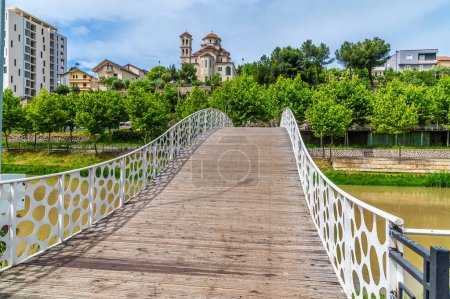 Blick über eine Fußgängerbrücke über den Fluss Drin in Lezhe, Albanien im Sommer