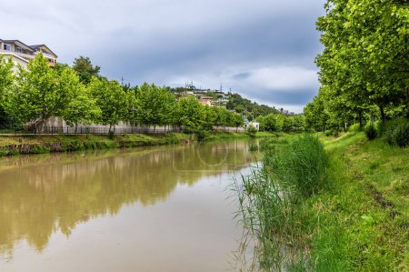 Une vue le long de la rivière Drin vers à partir d'une passerelle piétonne à Lezhe, Albanie en été