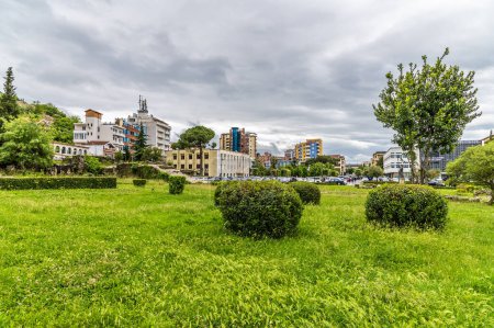 Una vista sobre el parque que contiene ruinas antiguas de la ciudad de Lissu hacia Lezhe, Albania en verano