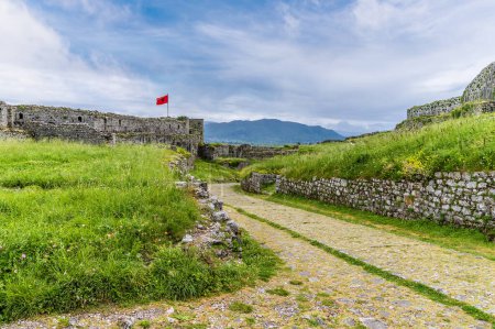 Una vista hacia la entrada al castillo de Rozafa en Shkoder en Albania en verano