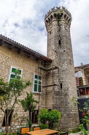 Blick auf einen Uhrturm in Shkoder in Albanien im Sommer