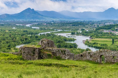 Blick vorbei an den Festungsmauern der Burg Rozafa auf den Fluss Drin in Shkoder in Albanien im Sommer