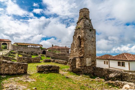 Una vista a lo largo de las ruinas del Castillo de Kruja, Albania en verano