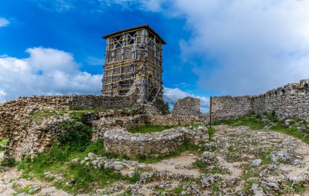 Una vista sobre la torre de vigilancia y las ruinas de la iglesia en los niveles superiores del castillo en Kruja, Albania en verano