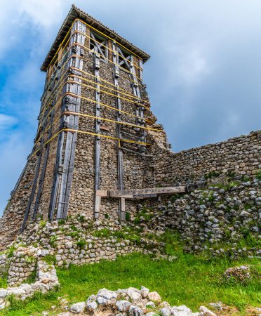 Una vista desde el lado este de la torre de vigilancia en los niveles superiores del castillo en Kruja, Albania en verano