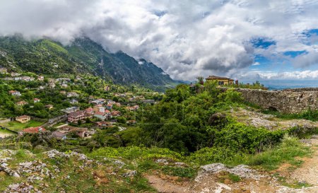 Una vista a lo largo de la pared norte del castillo en Kruja, Albania en verano