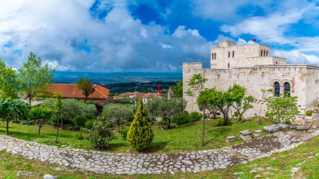 Vue panoramique vers le bas depuis les niveaux moyens du château de Kruja, Albanie en été