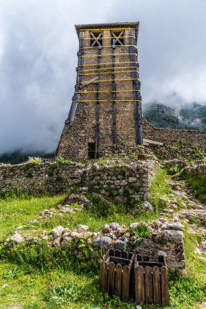 Vue vers la tour de guet aux étages supérieurs du château de Kruja, en Albanie, en été