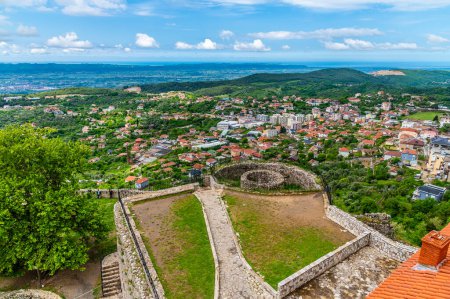 Una vista de las fortificaciones del castillo en Kruja, Albania en verano