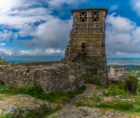 Une vue le long du mur du château vers la tour de guet à Kruja, Albanie en été