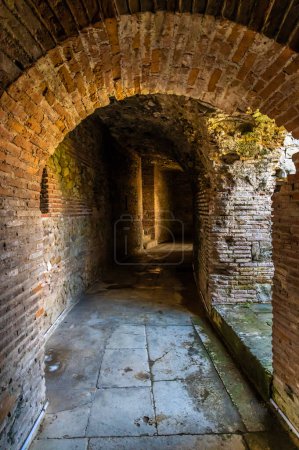 Blick durch einen Tunnel innerhalb des römischen Amphitheaters in Durres, Albanien im Sommer